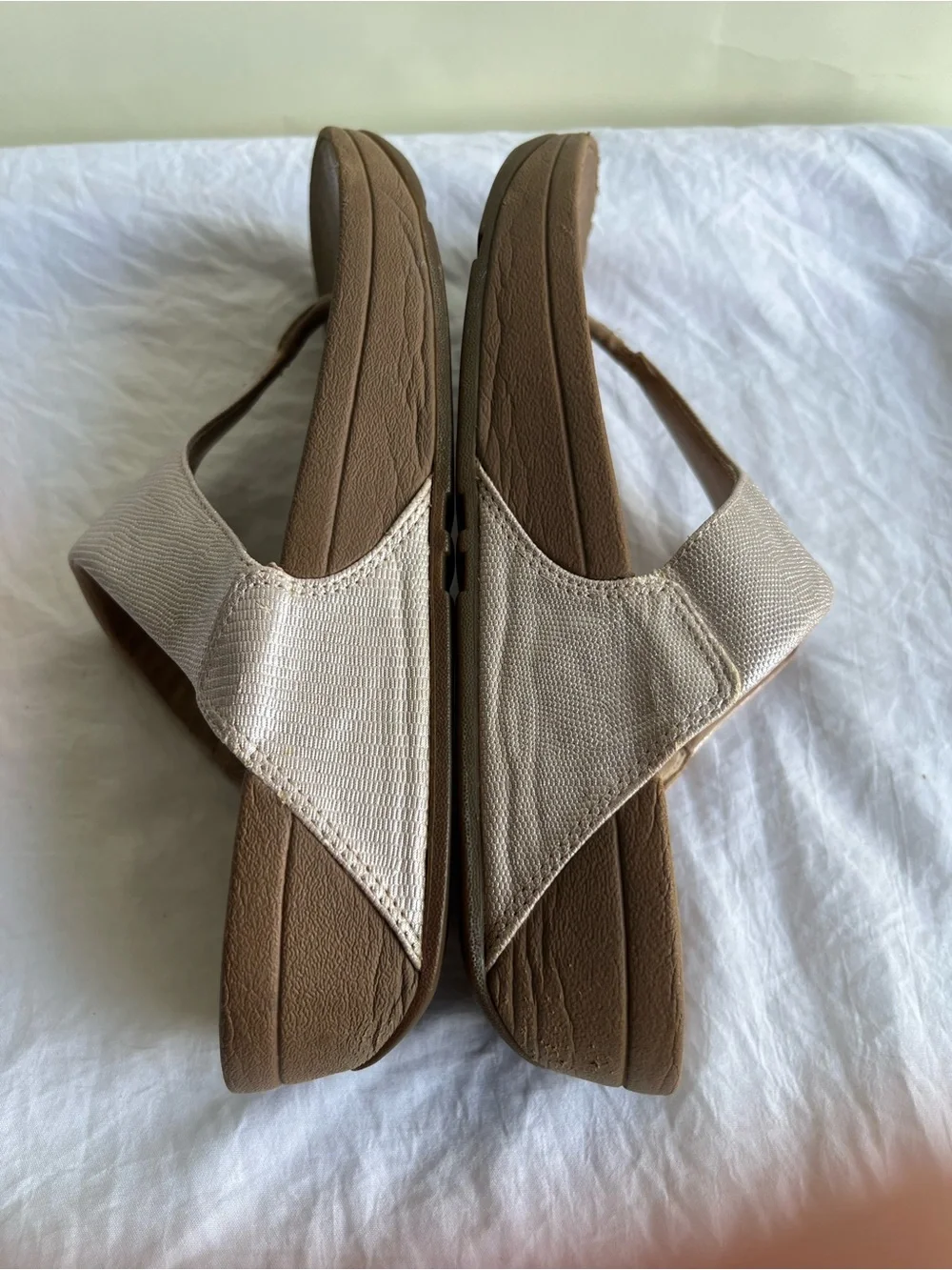 Fitflop Lulu Shimmer Wedge Thong Textured Metallic Microwobbleboard Midsole Sz 9